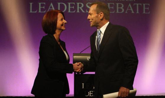 總理吉拉德(左)與反對黨領袖亞伯特針對聯邦大選展開電視辯論，這回合交手各有千秋，打成平手。
圖片來源 : 翻攝自澳洲政府官網   