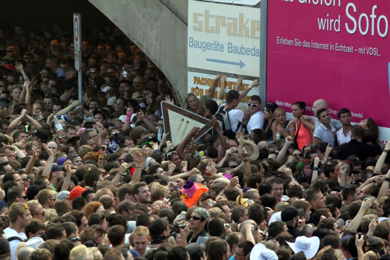 德國一年一度的「愛的大遊行」電音舞會音樂節，在杜伊斯堡發生群眾在狹窄隧道入口擁擠踩踏事故後，主辦單位表示音樂節將永久停止舉行。圖片來源：達志影像/路透社   