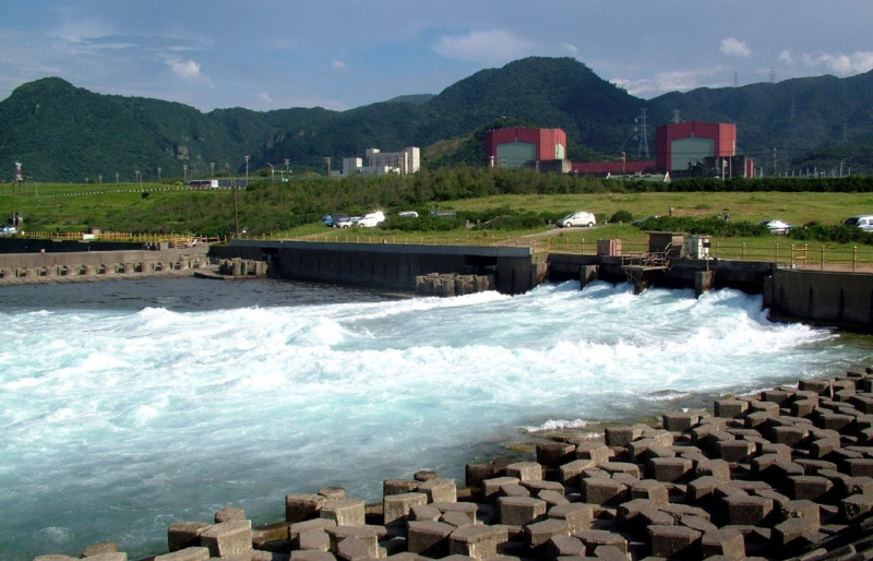 圖為位在萬里的核能電廠二廠，其冷卻水排放出海口的景象。
圖片來源:翻攝自網路   