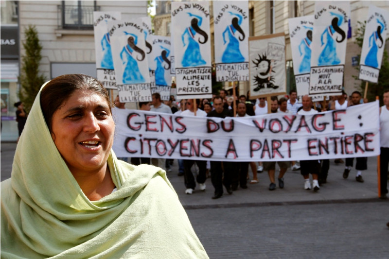 數十萬人4日在巴黎和全法國逾百城鎮走上街頭，抗議沙柯吉政府大規模驅逐非法居留的吉普賽人(羅姆人)。抗爭標語是吉普賽人也是完整公民。圖片來源:路透社   
