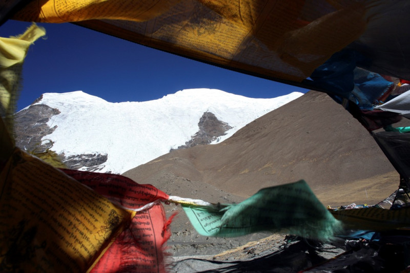 圖為藏傳佛教中的風馬旗，旗面上寫著經文，藏人相信，風吹過就等於誦經一次，帶來無量多的祝福。圖片來源：達志影像/路透社。   