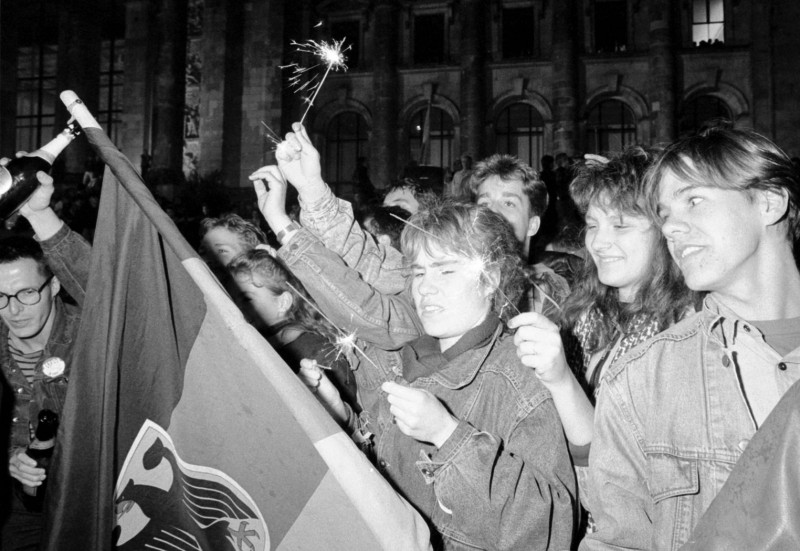 1990年10月3日這天，成千上萬的德國人走上柏林街頭，歡欣慶祝兩德統一。圖為在柏林街頭揮舞仙女棒的德國民眾。圖片來源：達志影像/路透社。   