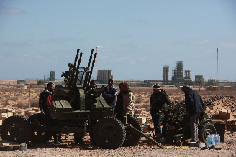 聯合國安理會決議在利比亞設置禁航區後，聯軍攻擊利比亞行動由誰指揮一度成為討論焦點，而英美法等國已同意，將由北約接管聯軍的指揮權。圖片來源：達志影像/路透社。   