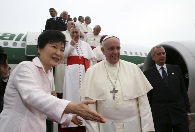 天主教教宗方濟各(Pope Francis)今（14）日抵達韓國，韓國總統朴槿惠上午親赴首爾機場迎接。圖片來源:達志影像/美聯社   