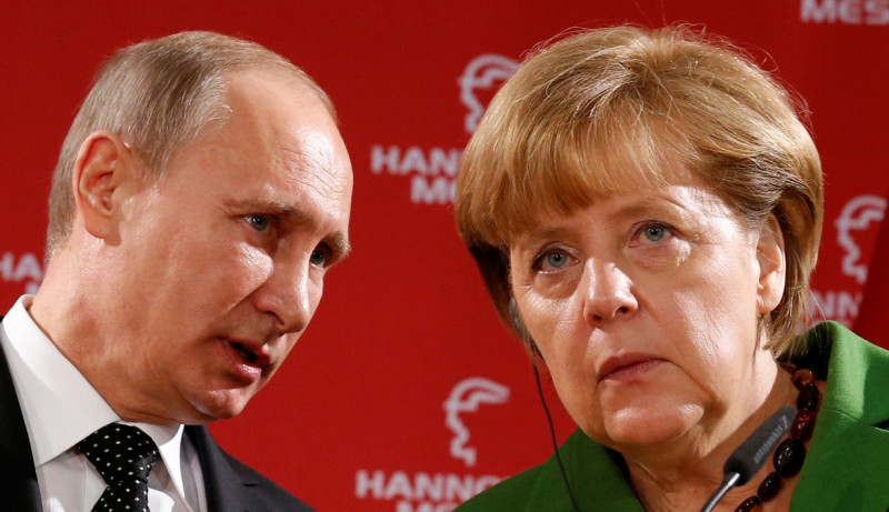 根據俄羅斯總統府克里姆林宮發布的新聞，俄國總統普亭(Vladimir Putin)2日與德國總理梅克爾(Angela Merkel)針對烏克蘭的情勢進行電話會談。圖為2013年4月8日普亭與梅克爾同台的畫面。圖片來源：達志影像/路透社。   