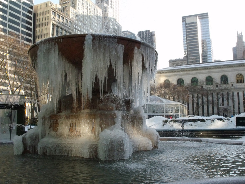 冰封的噴泉。圖片：NYDECO攝於曼哈頓中城的Bryant Park。   