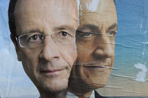 巴黎街頭的海報提醒了總統大選倒數計時，歐蘭德(左)仍是薩科奇(右)競選連任最強勁的對手。(圖片來源:達志影像/路透社)   