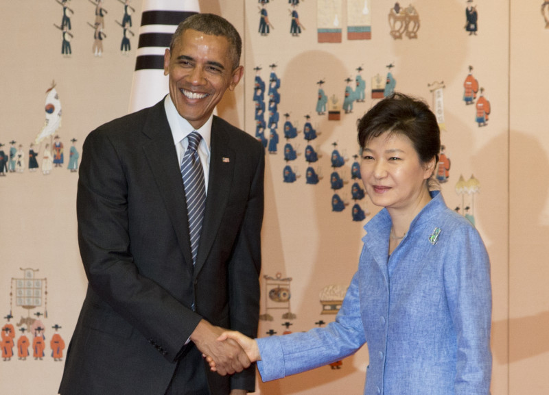 美國總統歐巴馬今(25)天稍早抵達韓國，並在青瓦台與韓國總統朴槿惠會談。圖片來源：達志影像/美聯社   