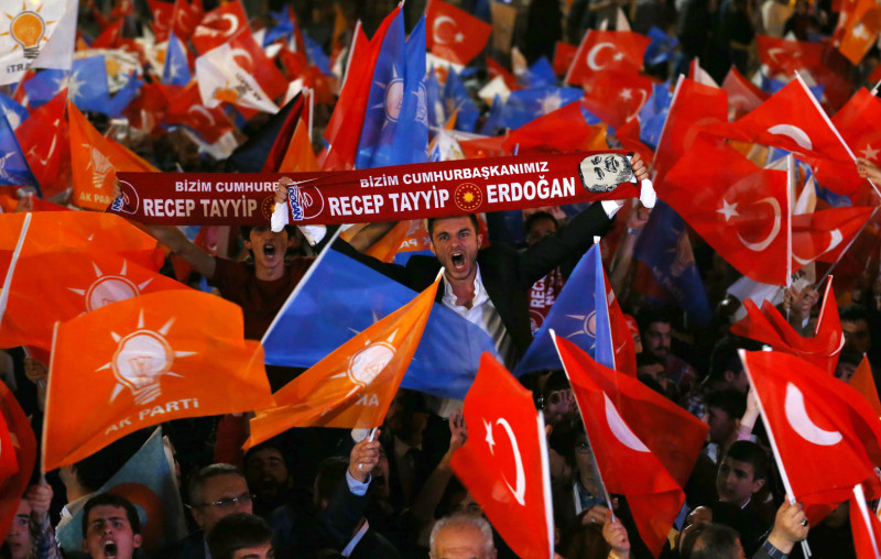 土耳其進行國會大選，執政的正義發展黨支持著在安卡拉揮舞著旗幟，全場陷入瘋狂，但選舉結果是未過半，得票率遠低於上屆。圖片來源：達志影像/路透社   