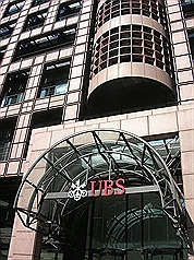 倫敦金融界15日爆發重大醜聞。瑞士銀行集團（UBS）1名交易商未經授權進行交易，造成銀行損失20億美元，英國警方將他逮捕。圖為瑞銀在倫敦的辦公室。圖片來源：中央社   