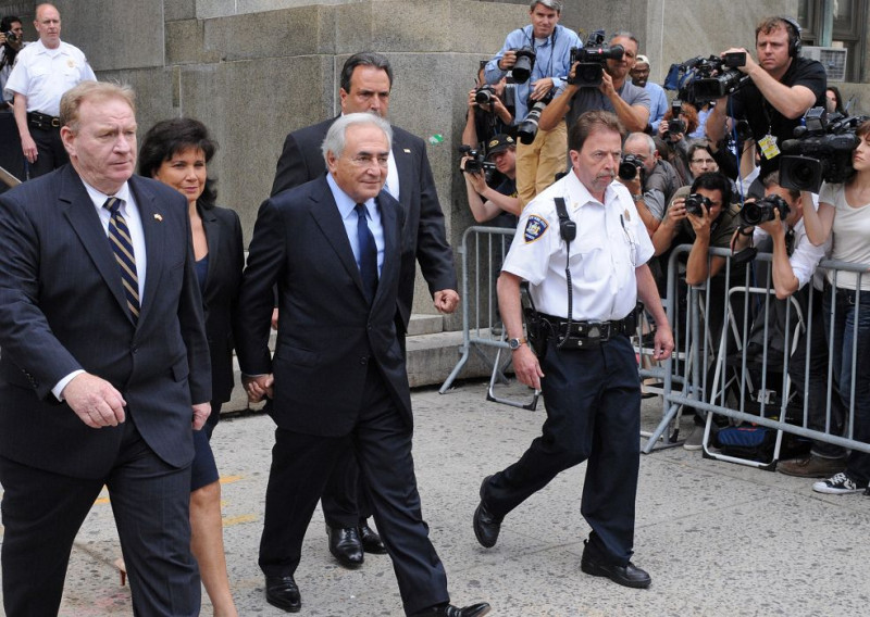 遭指控性侵酒店女服務生的國際貨幣基金組織前總裁史特勞斯卡恩（Dominique Strauss-Kahn），週一出庭時被帶著穿過曼哈頓下城一座法院的正門，一路上都是抗議的酒店員工。圖片來源：達志影像/美聯社。   