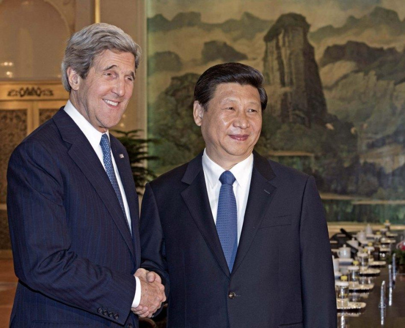 美國國務卿凱瑞（John Kerry）今（13）天訪問北京，展開多項拜會，與包括中國國家主席習近平(右)、國務委員楊潔篪及外交部長王毅等人就朝鮮問題舉行會談。圖片來源：達志影像/美聯社   