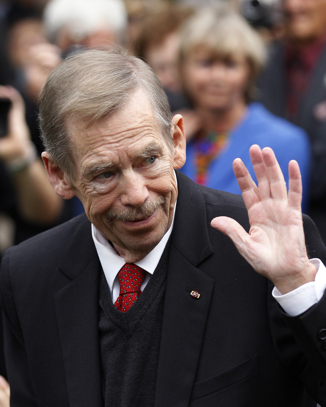 捷克作家、前總統哈維爾（Vaclav Havel）當地時間18日中午於睡夢中安詳辭世，享年75歲。圖片來源：達志影像/路透社   