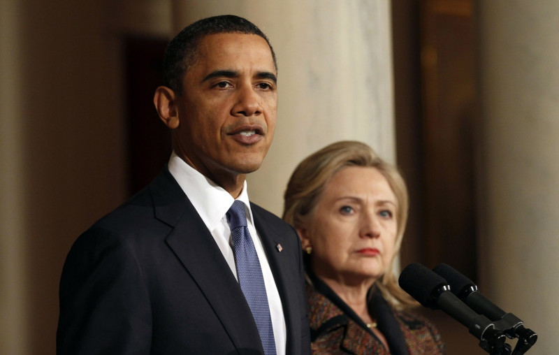 美國總統歐巴馬今天打破沉默，首次針對利比亞局勢發表公開評論，他身後是美國國務卿希拉蕊。圖片來源：達志影像/路透社   