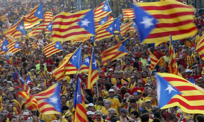 西班牙東北部加泰隆尼亞（Catalonia）地區，11日有上百萬民眾走上街頭，要求於11月9日舉行獨立公投。圖片來源：達志影像/路透社   