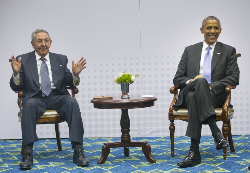 美國總統歐巴馬（右）與古巴總統卡斯楚4月在巴拿馬會面，兩國關係破冰。圖片來源：達志影像/美聯社資料照片   