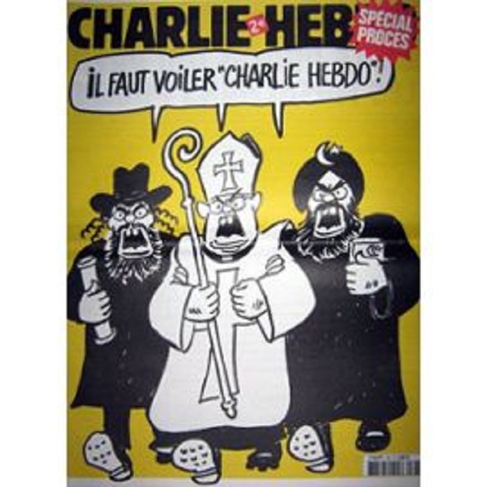 查理週刊嘲諷漫畫不只針對伊斯蘭教，這張封面從左至右畫著猶太人、教宗、穆斯林大聲疾呼：「我們需要禁掉查理週刊！」圖片來源：翻攝自網路。   