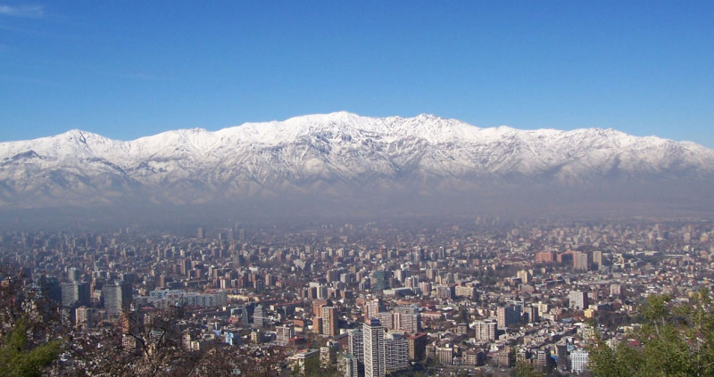 智利首都聖地牙哥位於山谷中，風少、缺雨、缺雲，除了汽車及工廠的空氣污染外，居民使用柴火爐，更加劇空氣惡比。圖：翻攝網路   