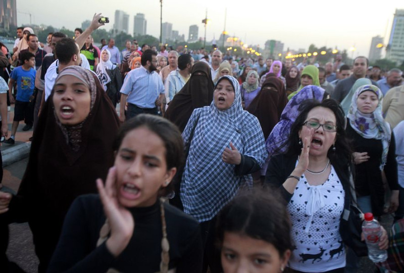2011年下令屠殺示威民眾的埃及前總統穆巴拉克，2日遭法院判處無期徒刑。此判決一出，不少埃及民眾集聚開羅解放廣場，抗議判刑太輕。圖片來源：達志影像/路透社。   