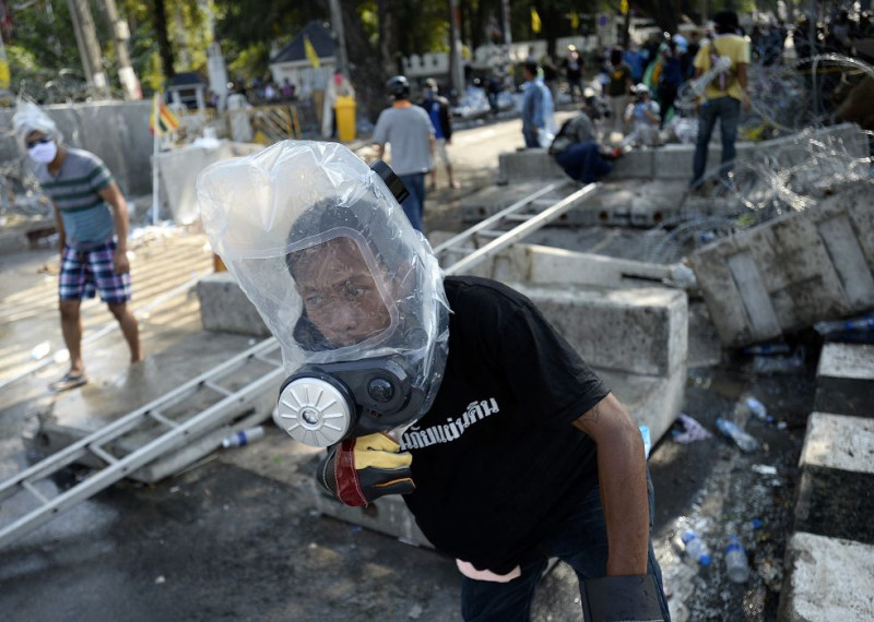為了對抗警察的催淚彈，泰國反政府示威民眾戴上個性性的防毒面具。圖片來源：達志影像/路透社。   