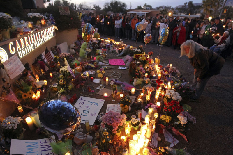 美國民主黨籍眾議員吉佛茲（Gabrielle Giffords）遭槍擊重傷後，支持的民眾在她位於土桑市的辦公室外，點蠟燭祈禱。圖片來源：達志影像/美聯社。   