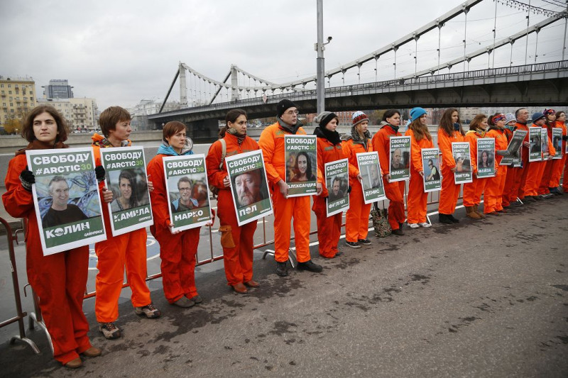 俄羅斯綠色和平成員18日在莫斯科要求當局釋放被逮捕的30名工作人員。圖片來源：達志影像/美聯社。   