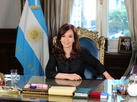 克麗斯汀娜‧費南德茲是繼「阿根廷，別為我哭泣」的伊娃‧裴隆後，第二位以第一夫人的角色攀上阿根廷權力高峰的女性，也是阿根廷首位民選女總統。
圖片來源：阿根廷政府官方網站   