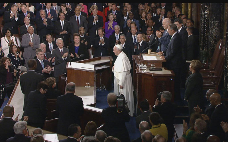 天主教教宗方濟各成為首位在美國國會演講的教宗，他的演說引起熱烈回響，議會裡掌聲不絕。圖：翻攝美國國會   