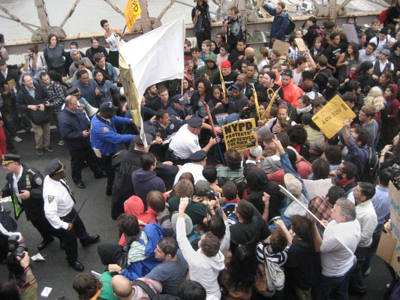 為了抗議企業貪婪與失業問題所發起的「佔領華爾街」抗議行動愈演愈烈，示威群眾星期六（1日）大批走上布魯克林大橋（Brooklyn Bridge）的車道，遭到警方的逮捕。圖片來源：達志影像/美聯社。   