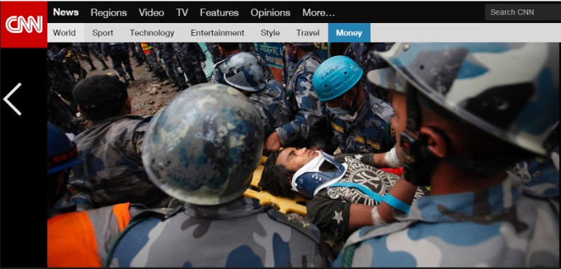 在尼泊爾首都加德滿都，一名在廢墟下被埋5天的少年被搜救人員救了出來。圖：翻攝自CNN   