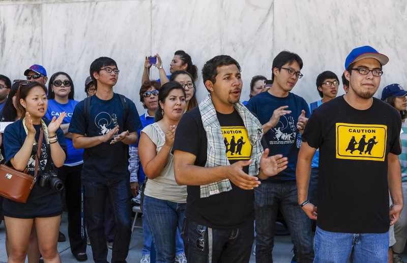 爭取移民權利，移民團體27日在洛杉磯聯邦大樓外，呼籲國會通過移民改革方案。圖片來源：達志影像/美聯社。   