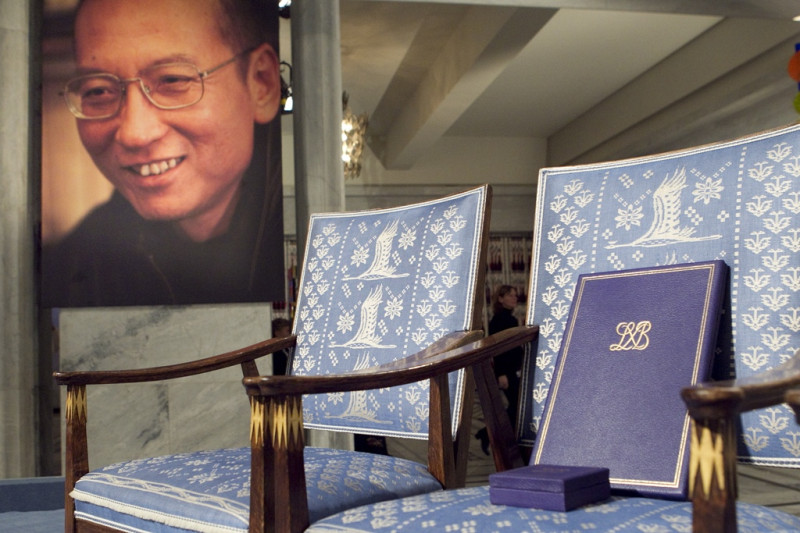 諾貝爾和平獎今年頒給中國異議人士劉曉波，由於劉曉波被中國關在獄中不能出席，諾貝爾委員會主席賈格蘭德將獎項放在為他準備的空椅上。圖片來源:達志影像/路透社   