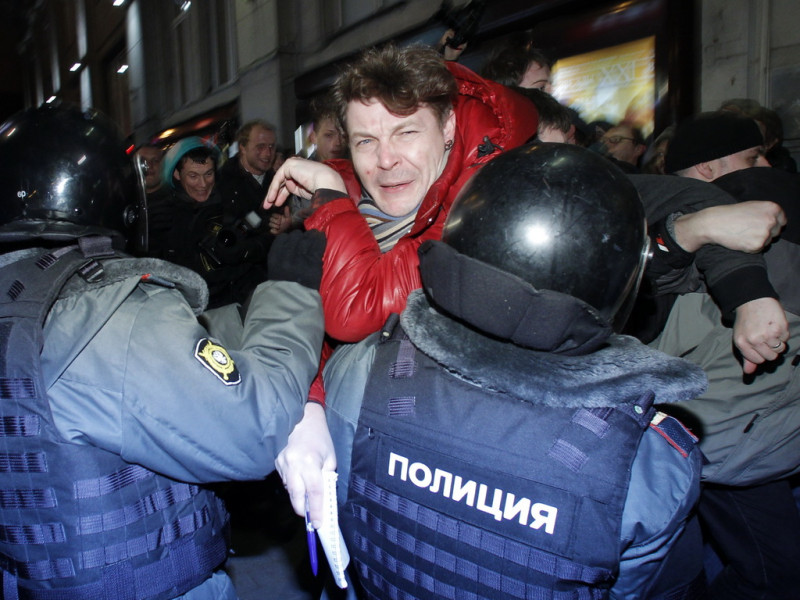 頭戴鋼盔的俄羅斯鎮暴警察，在莫斯科市中心以「舉行未獲准的集會」為由，粗暴地將抗議群眾押走。圖片來源：達志影像/路透社   