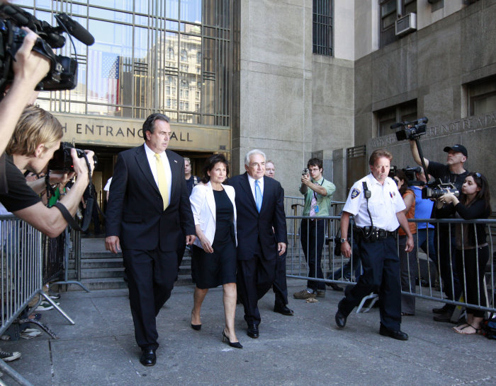 IMF前總裁史特勞斯‧卡恩(Dominique Strauss-Kahn))性侵案大逆轉！他微笑著和妻子安妮辛克萊離開紐約最高法院的聽證會。圖片來源:達志影像/路透社   