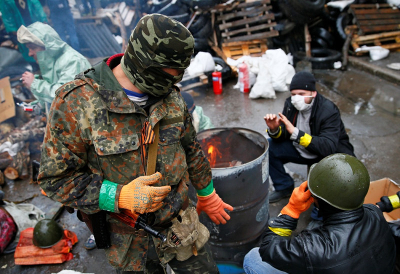 烏克蘭現任臨時代理總統圖奇諾夫(Oleksandr Turchynov)13日明確表示，將強制驅離國土東部的親俄羅斯派示威佔據官署的狀態。圖為烏克蘭東部親俄派佔領要道，正在圍著火桶取暖。圖片來源：達志影像/路透社。   