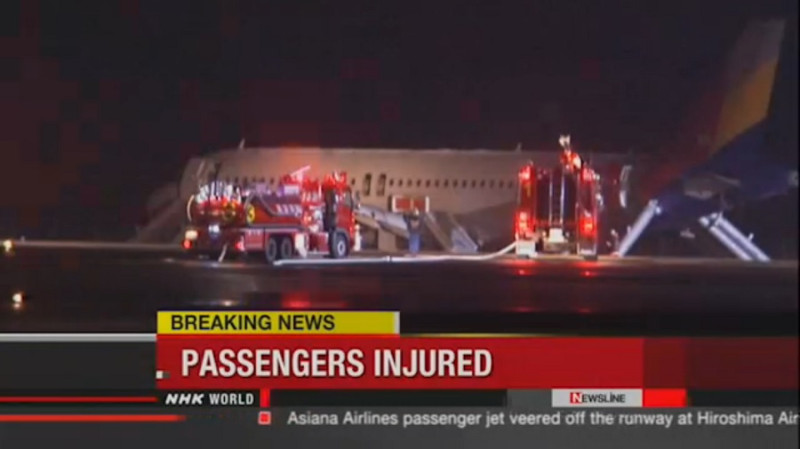 1架韓亞航空客機今(14)晚降落在日本廣島機場時偏離跑道，造成20人受到輕傷。圖：翻攝畫面   