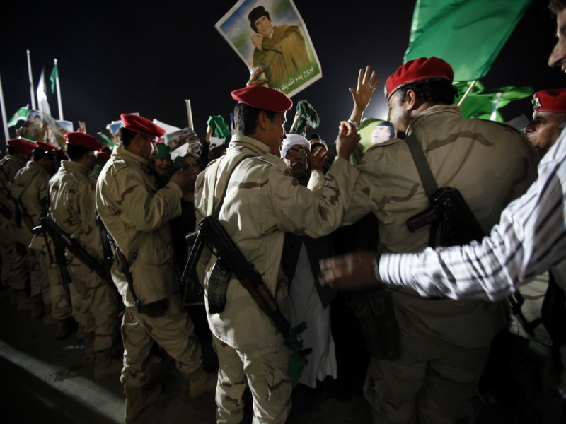 利比亞的政府軍以人肉戰術包圍在格達費首都的黎波里（Tripoli）官邸週邊，重兵保護，抵擋聯軍的攻擊。圖片來源：達志影像/路透社   