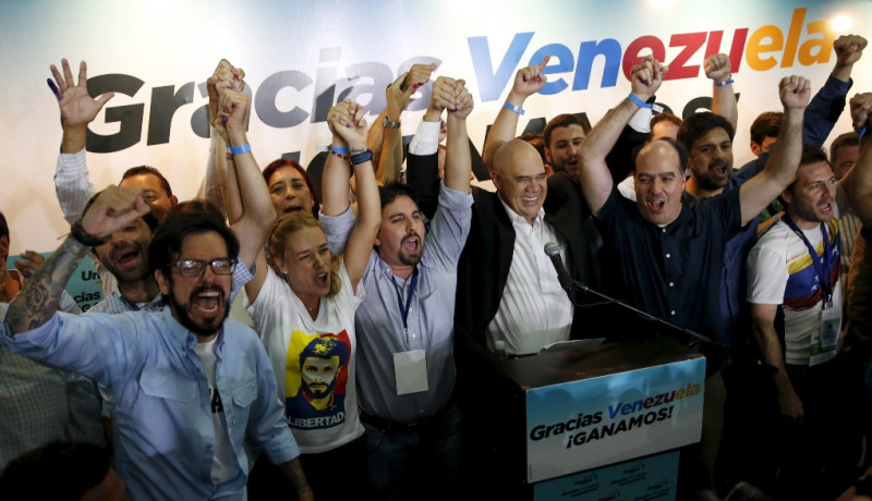 委內瑞拉右翼聯盟民主團結平台候選人集結在一起，共同慶祝16年來右翼政黨首次在國會選舉中獲得勝利。圖片來源：達志影像/路透社   