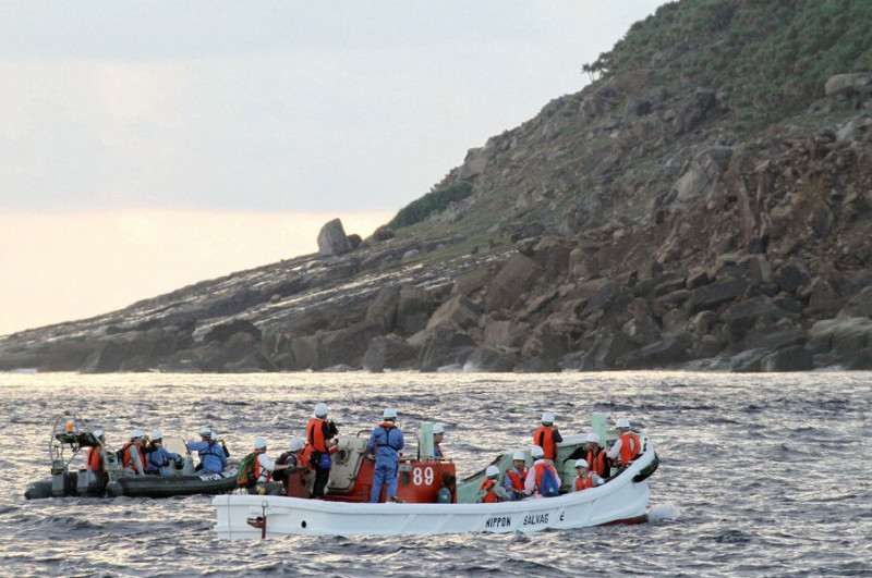 由日本東京都派往釣魚台（日本稱尖閣諸島）海域的調查人員，今天清晨在爭議海域進行大氣採樣和海洋地形調查。圖片來源：達志影像/路透社。   