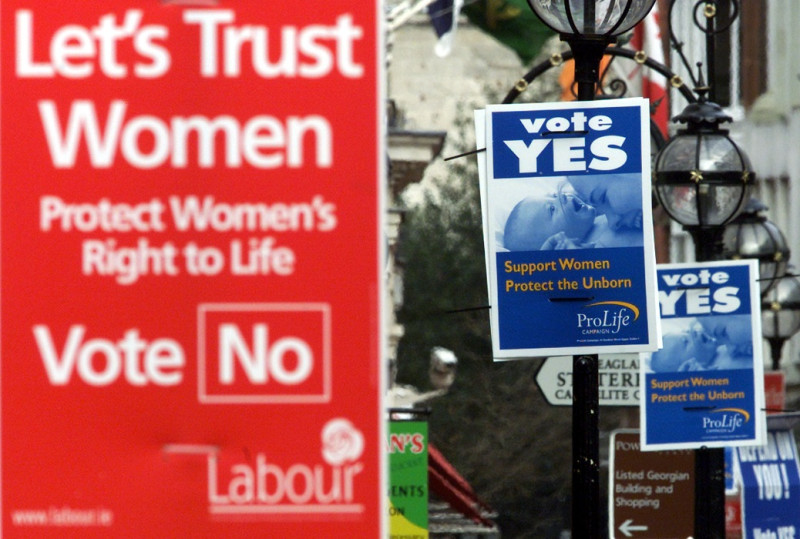 墮胎這個議題在愛爾蘭爭議已久，圖為12年前對墮胎進行公投的倡議標語。圖片來源：達志影像/路透社。   