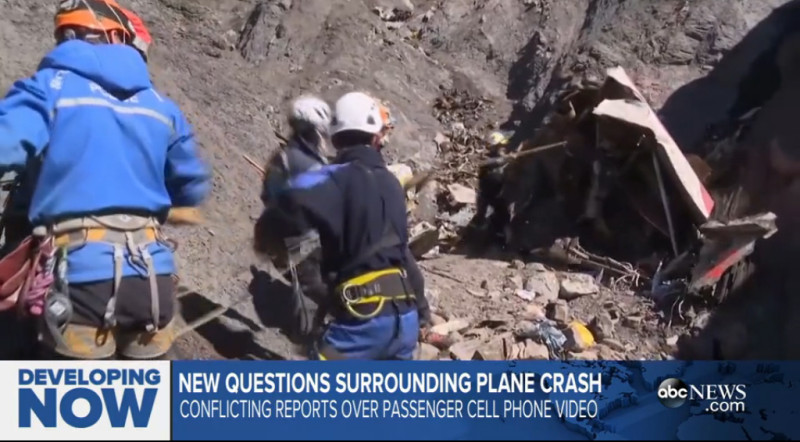 飛機墜毀在法國阿爾卑斯山區，數百名調查人員在陡峭山林中尋找罹難者遺體的任何一部分。圖：翻攝abcNEWS   