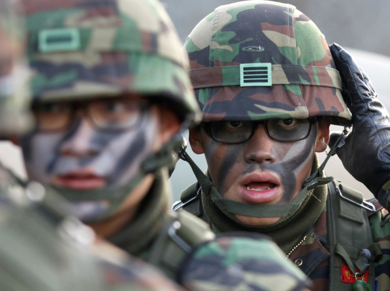 美韓在朝鮮半島西側黃海海域舉行的聯合軍事演習30日進入第3天，強化延坪島防禦力。圖片來源：達志影像/路透社   