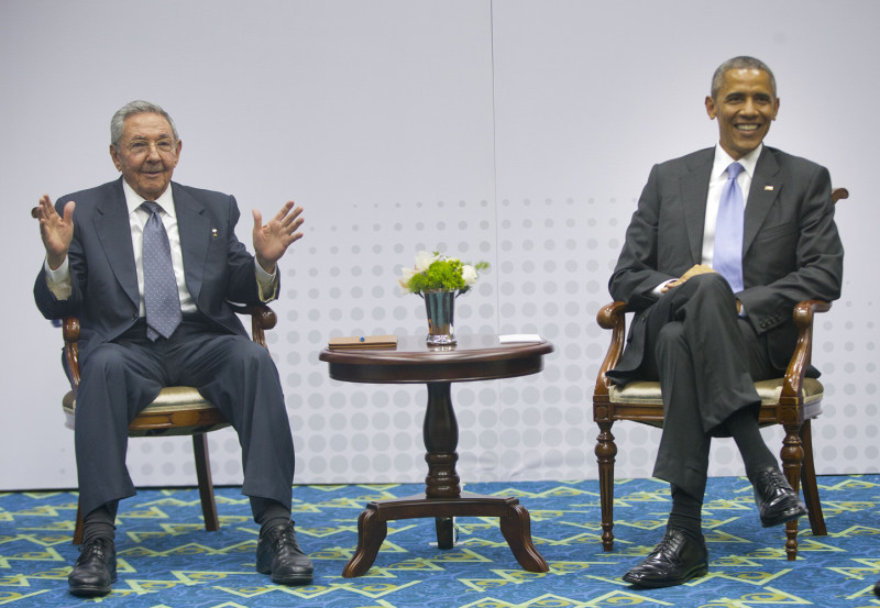 美國總統歐巴馬（右）與古巴總統卡斯楚於巴拿馬會面，兩國關係破冰，更進一步。圖片來源：達志影像/美聯社   