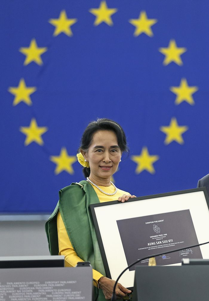遲了23年，緬甸反對黨領袖翁山蘇姬22日在歐洲議會上，終於領取了沙卡洛夫人權獎。圖片來源：達志影像/路透社。   