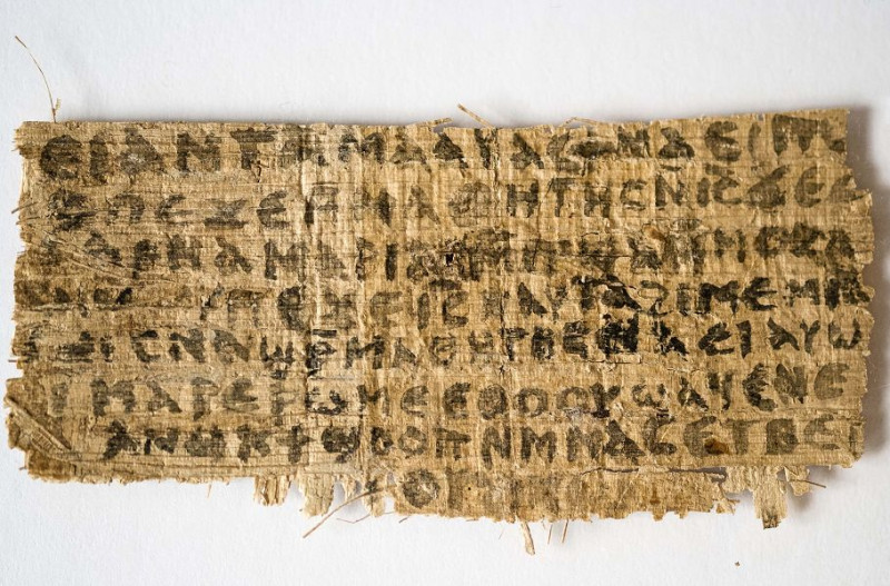 哈佛大學教授卡倫金(Karen King)18日在羅馬的1場哥普特(Coptic)研討會中公佈，她在1張公元4世紀的古老蒲草紙殘片（圖）中找到一段話，顯示耶穌曾經結過婚。圖片來源：達志影像/美聯社。   