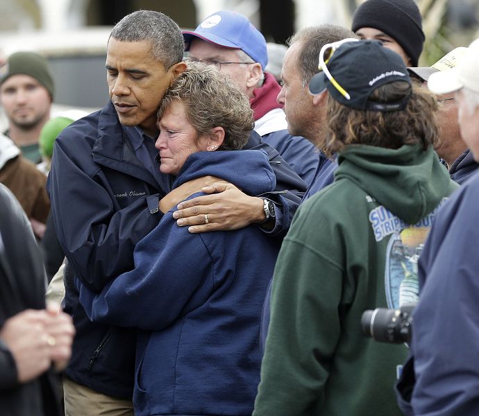 歐巴馬總統擁抱遭遇颶風肆虐的美東災民。圖片來源：達志影像/美聯社   