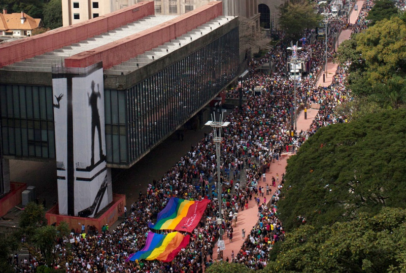 號稱超過200萬人7日湧入巴西聖保羅市(Sao Paulo)包利斯塔大道，慶祝年度同性戀驕傲(Gay Pride)大遊行。圖片來源：達志影像/路透社   