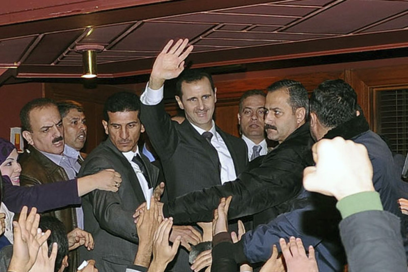 敘利亞總統阿薩德6日在大馬士革歌劇院發表公開演說後，向支持者揮手致意。圖片來源：達志影像/路透社。   