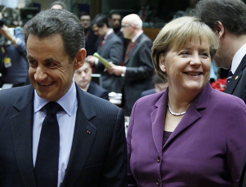 上個月才在巴黎會面的梅克爾（右）和薩科奇，2012年一開始又急於會晤，商討歐元區的經濟問題。(圖片來源:達志影像/路透社。)   