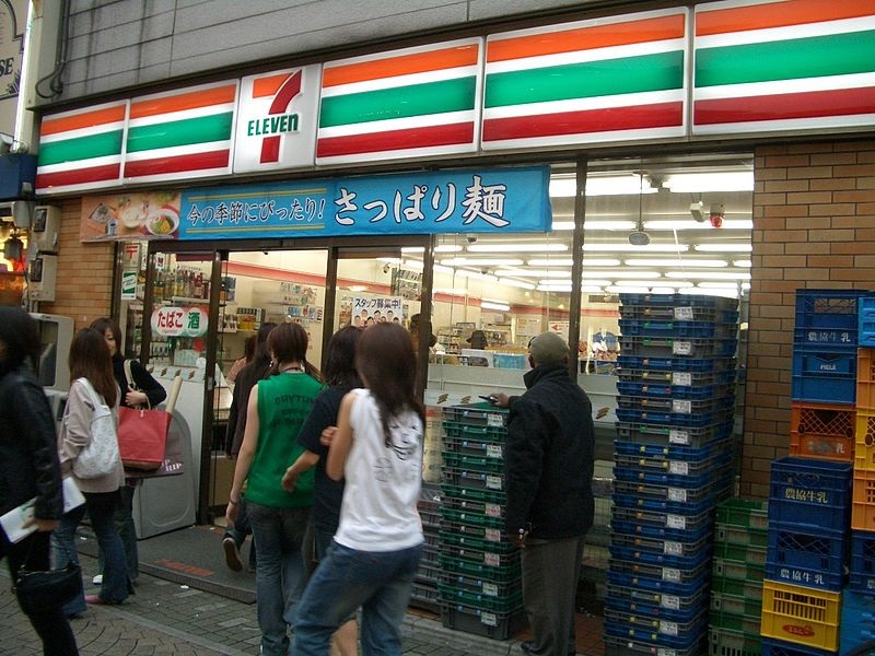 日本便利超商7-11將增加辦理外國遊客消費稅退稅的門市，最短5分鐘即可在普通收銀台辦完退稅手續。圖：翻攝自維基百科   